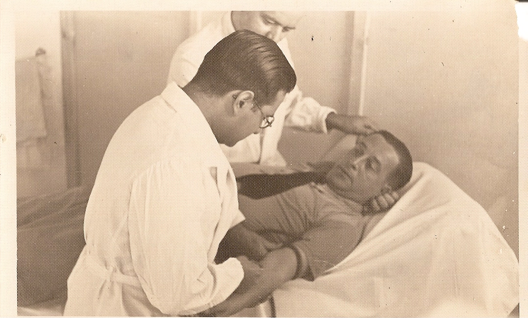 Il Dot. Raffaele Pellicciotta mentre visita.