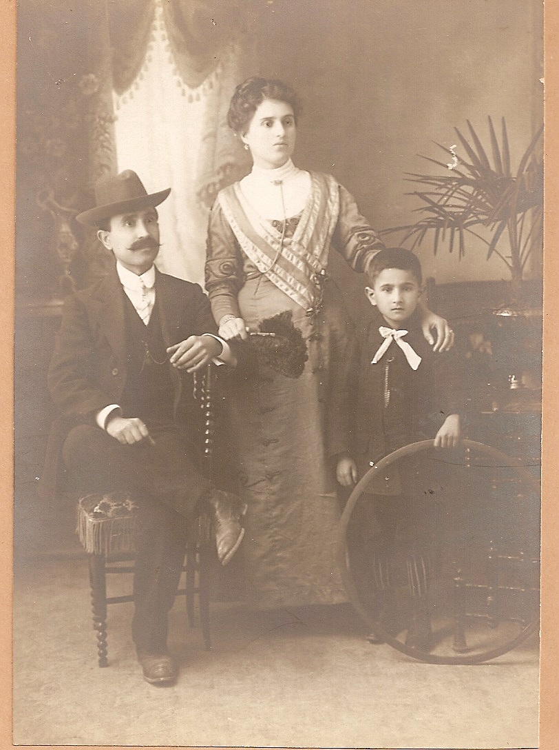 Il piccolo Raffaele con la mamma e il papà.